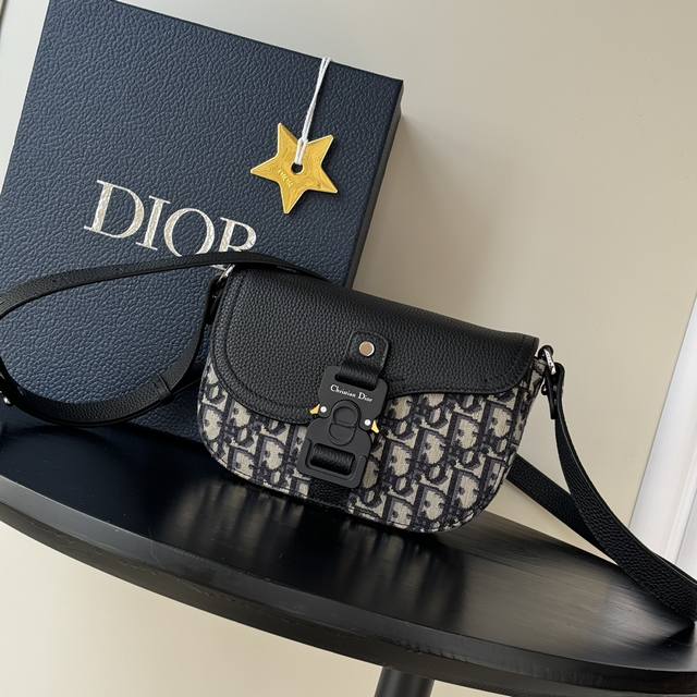 Top-quality original new arrival DDD. This Saddle Messenger bag features a sleek