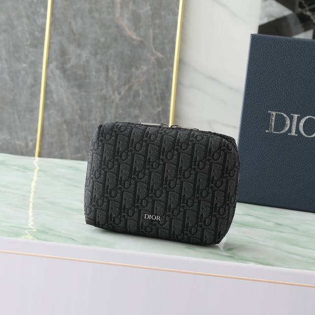 This travel clutch is practical and stylish. Crafted from materials such as bla