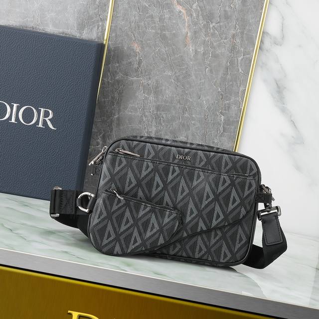 This three-piece Saddle bag features a striking and versatile design. Crafted fr