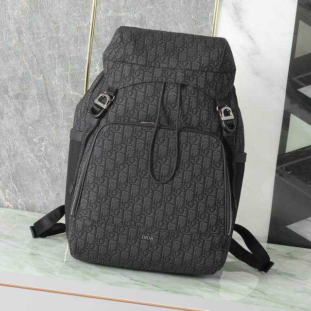 This Dior 8 backpack, a new addition to the Summer 2024 men's collection, featur