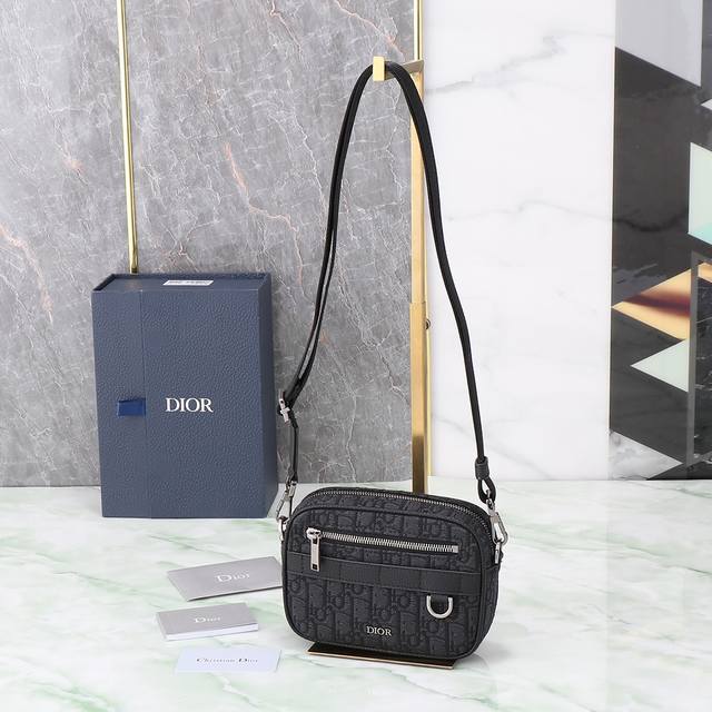 Ref: 2Esws011Yky_H03E This classic Safari messenger bag with a shoulder strap i