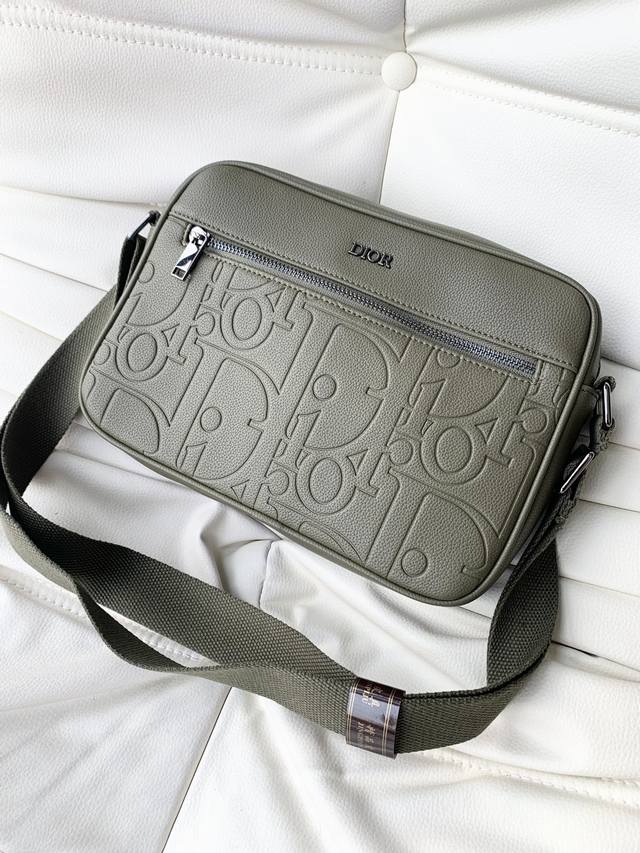 Authentic product available at the counter. Top quality Dior men's crossbody bag