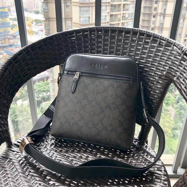 Synchronized with the new Coach73336 classic PVC with cowhide men's shoulder me