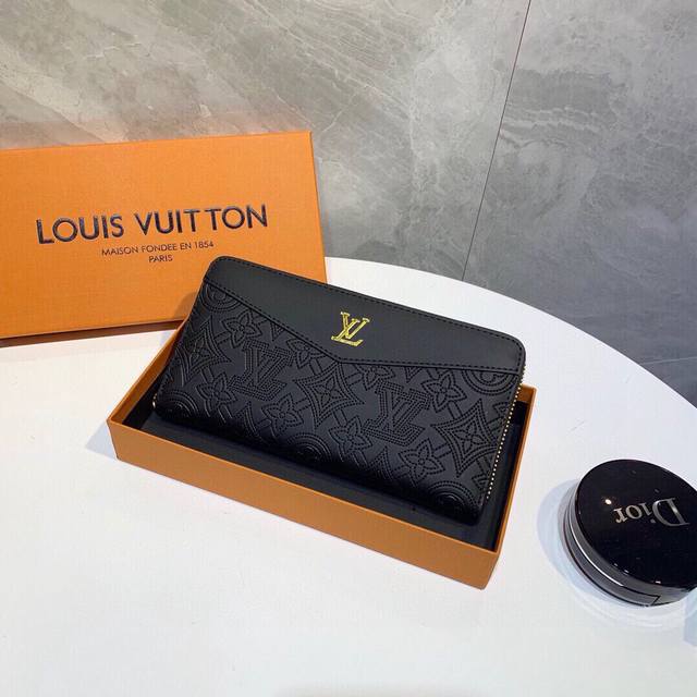 Color: Black Size: 19X10 Embossed cowhide Louis Vuitton's century-old classic h
