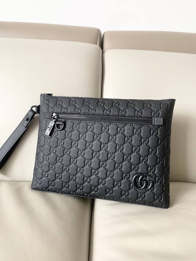 Gucci's latest luxury bag features premium lychee-grained cowhide, a premium pla