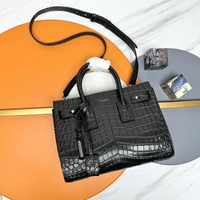 Crocodile pattern 26cm This soft Sac De Jour crocodile pattern is even cooler t