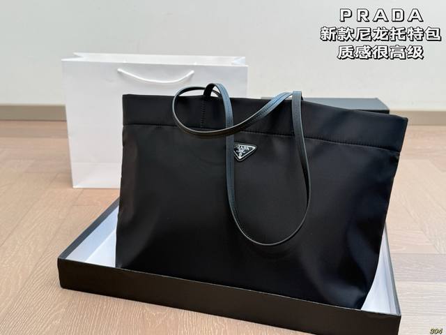 Comes with box Prada tote bag The texture is very high-end The capacity is supe