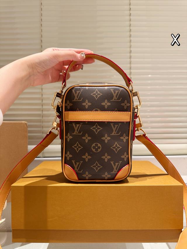 Latest packaging size 14.20 Lv used camera bagComfortable and exquisiteSimple an