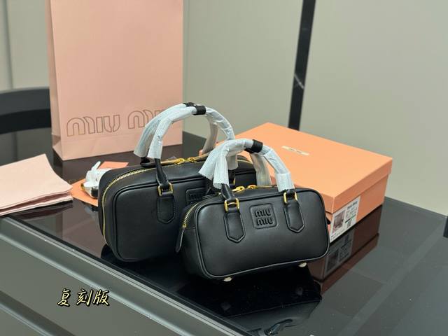 Upgraded version with box Size: 28*13Cm 23*11Cm Miumiu bowling briefcase The ba