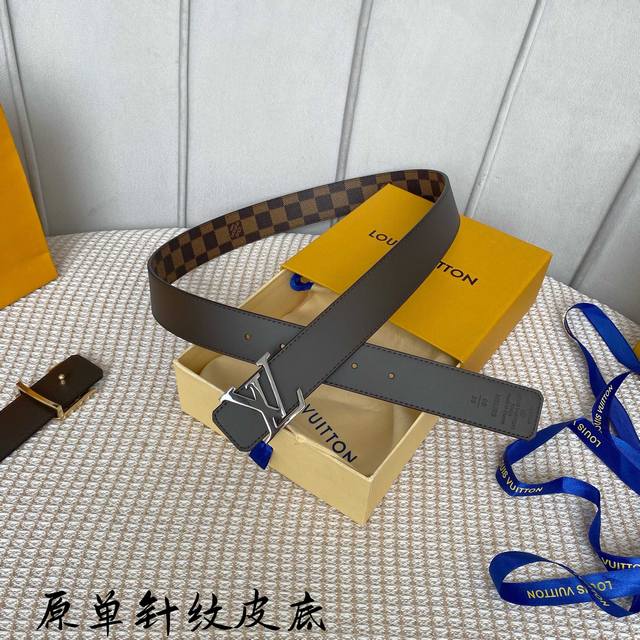 L0Uis Vuitt0N This season's new men's belt is 35mm wide and made of classic PVC