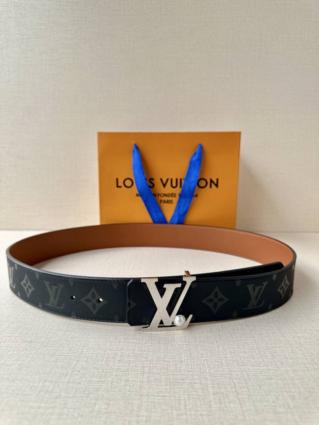 -4.0 Width The newly redesigned iconic LV Pyramide buckle is paired with a class