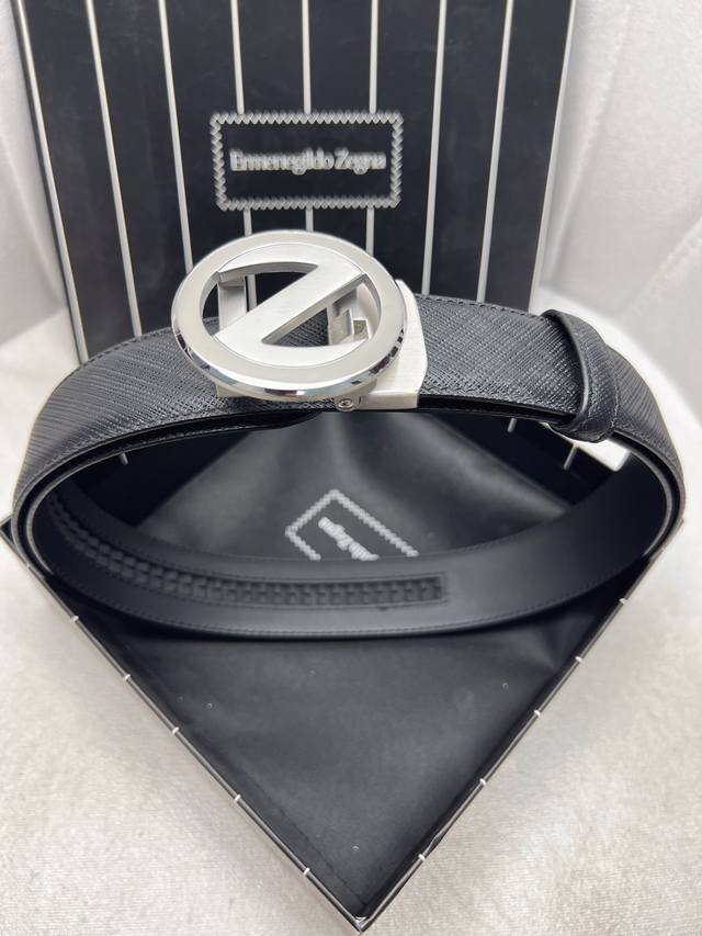 - Zegna: Original top-grain cowhide crossgrain top. Lined with top-grain cowhid