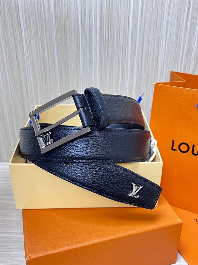 -3.5 imported lychee-grain leather, small L-shaped hardware at the tail, with a