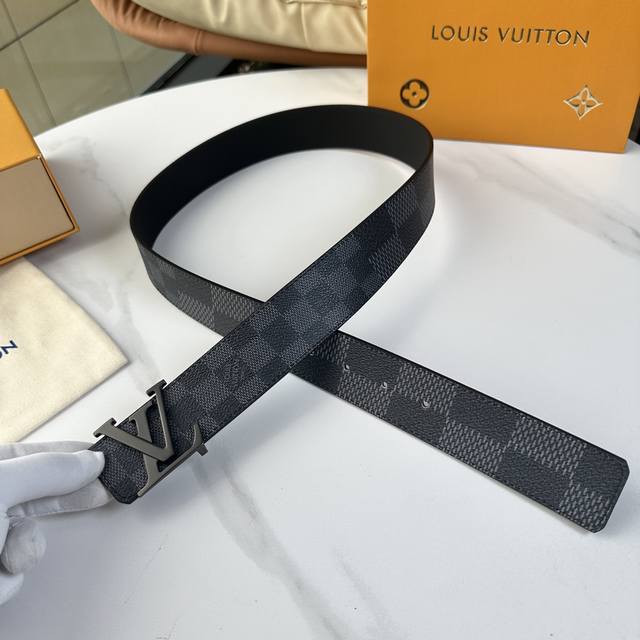 Original packaging L0Uis Vuitt0N counter's latest upgraded version. 40mm wide.