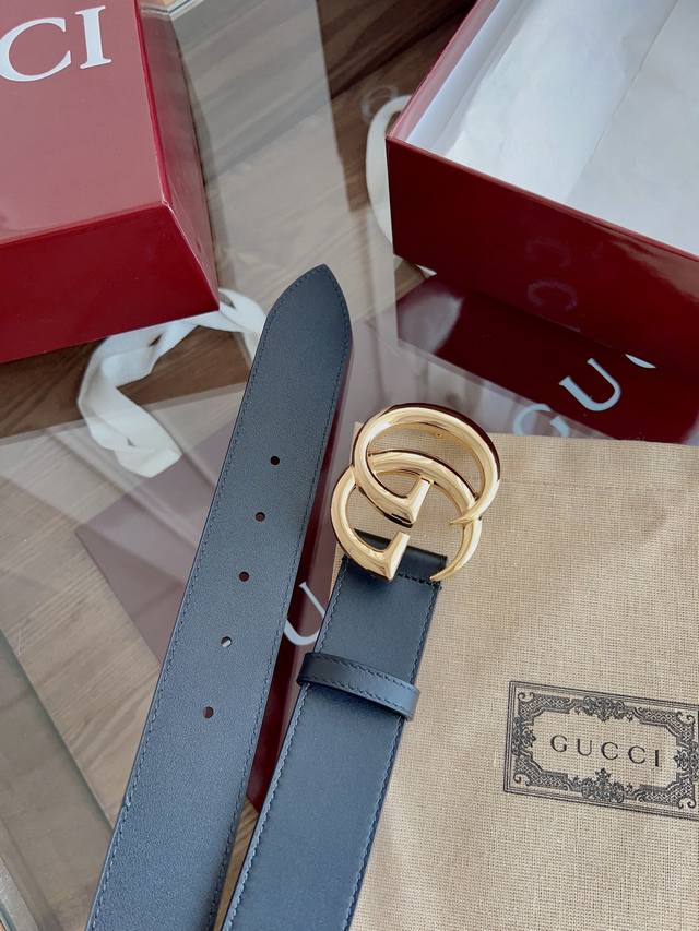 -Gucci. Made of top-grain calfskin, width 4.0cm. New Gucci logo horizontal label