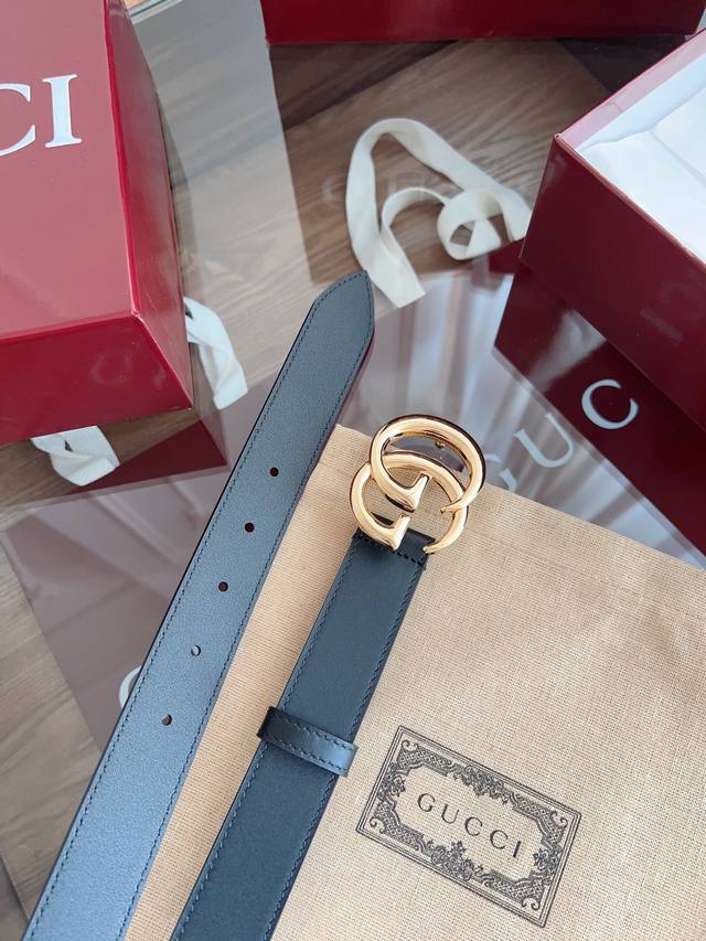 -Gucci. Made of top-grain calfskin, width 3.0cm. New Gucci logo horizontal label