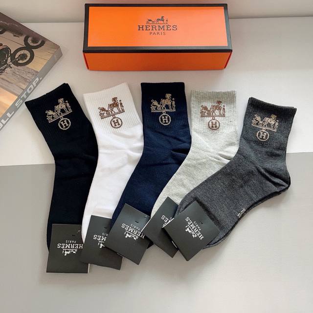 Comes with a box of 5 pairs of Hermes high-end mid-calf socks. Super soft and f