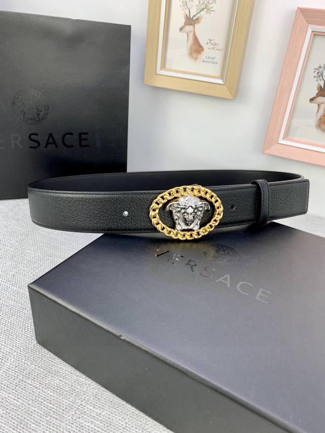 Width 4.0cm This Versace belt is made of double-sided pigskin-grained cowhide an