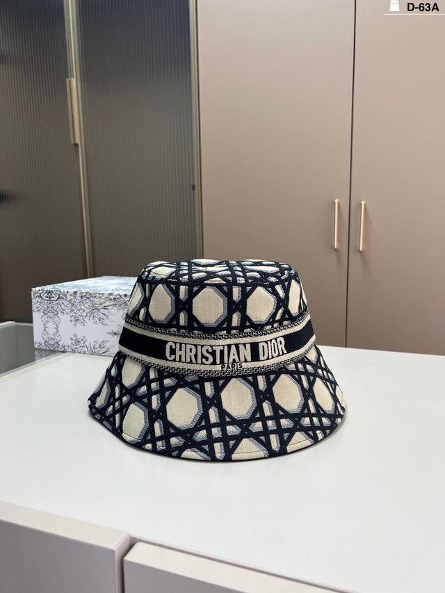 Dior new original bucket hat exquisite and pure style very feeling, very cool an