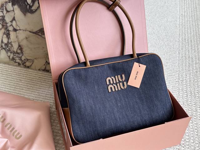 Comes with boxSize: 35*22Cm Miumiu bowling briefcaseMatching fabricIt's very ni