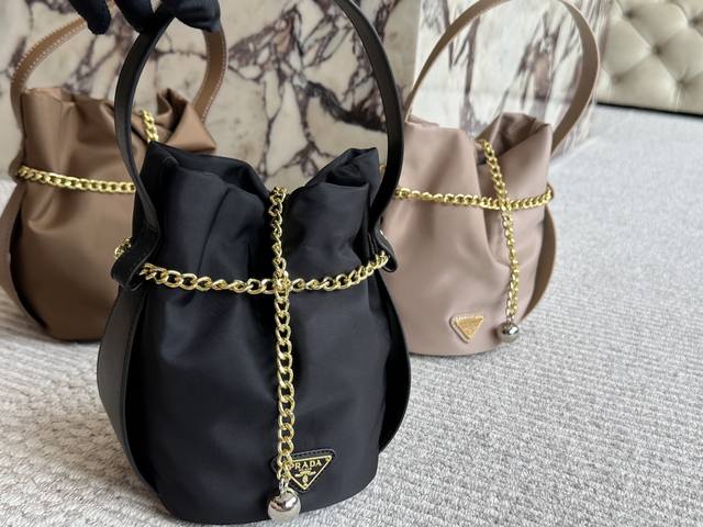 Comes with box Size: 13 x 18cm Prada nylon bucket bag! New style bucket bag for