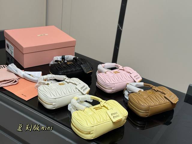 Upgraded version with box Size: 20*11cm Miumiu bowling mini bag The bag is just
