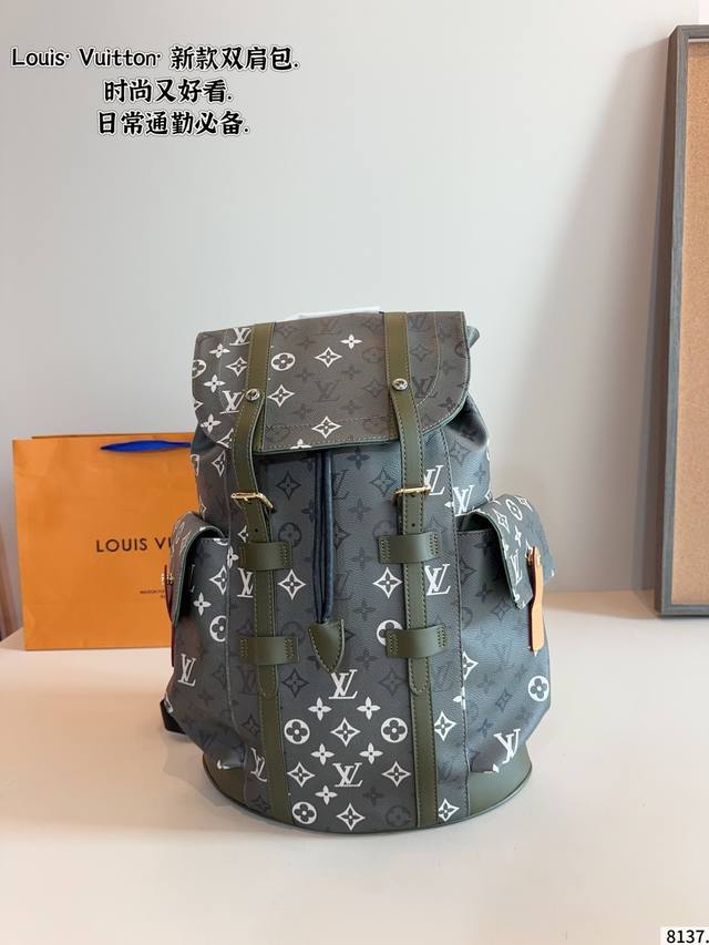 Lv Discovery Backpack is an ideal choice for men's daily casual wear. is practic