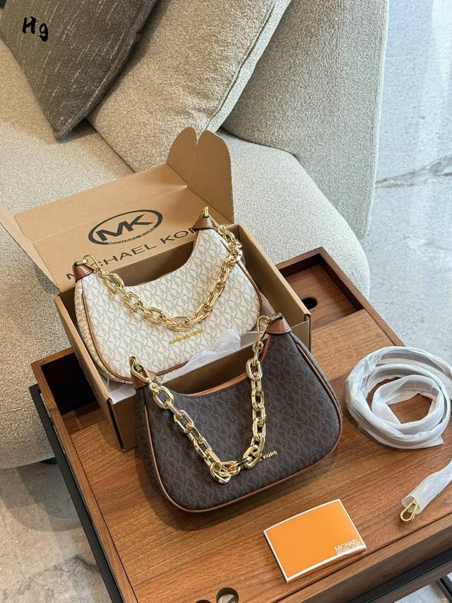 Mk autumn and winter stunning hit Cora classic monogram armpit bag, comes with a