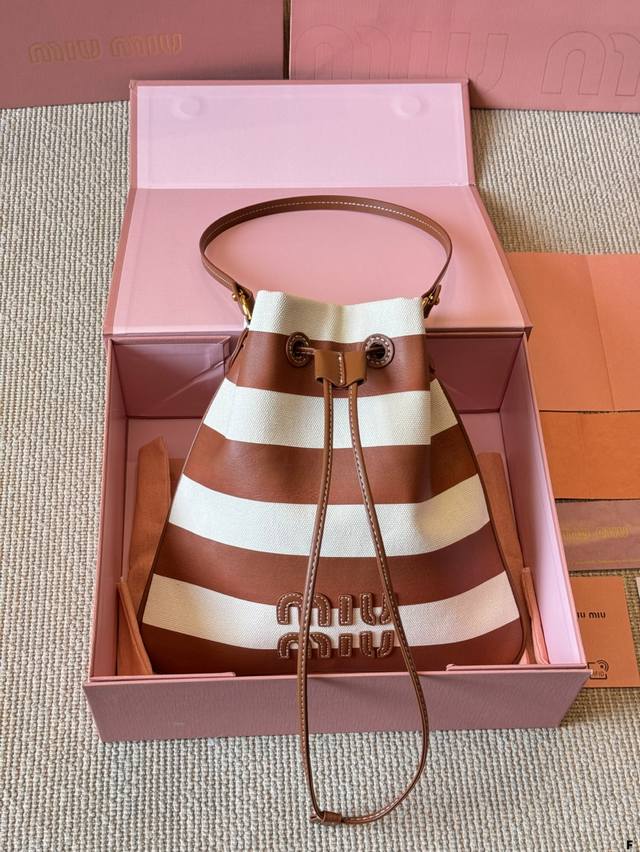 Miu Miu's summer straw mini bag is here! Girls, Miu Miu's new summer straw mini