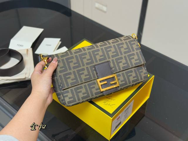 with folding box Size: 27*15cm Fendi Baguette Baguette No problem to carry it o