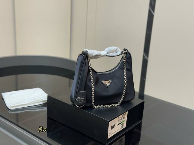 Comes with a folding box for Korean orders Size: 22*13cm Prada Hobo nylon under