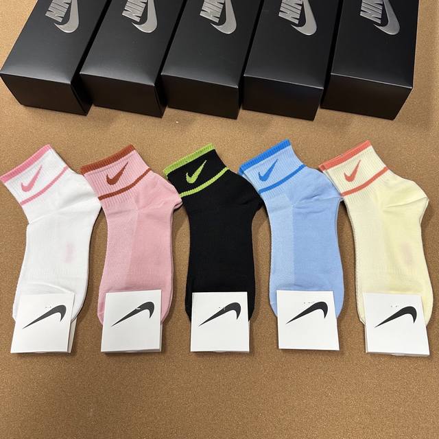 Nike Nike's forever classic and forever new women's mid-tube socks, made of com