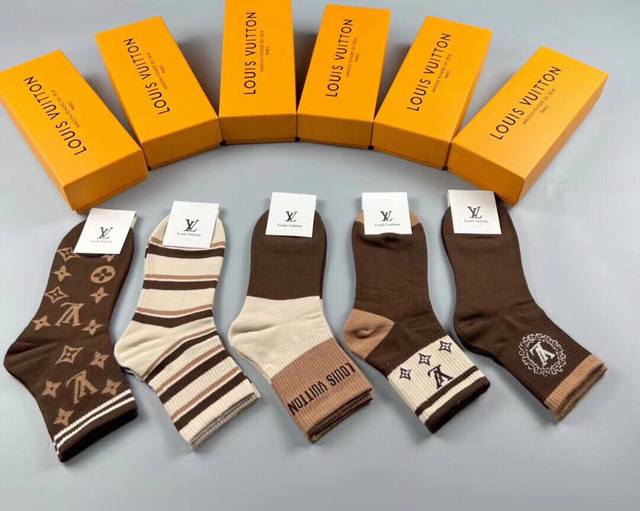 Special Louis Vuitton women's new mid-calf socks, five pairs per box, made of p
