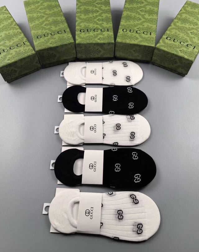 Special Gucci Gucci G's new women's invisible socks come in a box of five pairs.