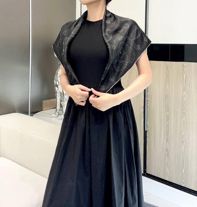 Chanel~Camellia Series Silk Square ScarfThe classic camellia is combined with do