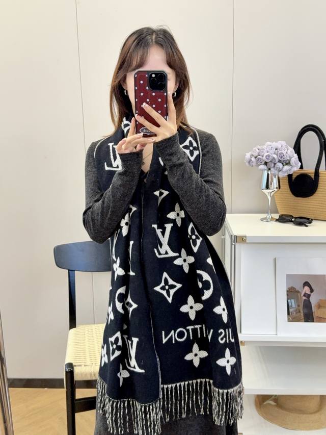 This year's hottest scarf is a good thing that is hard to find even if you have