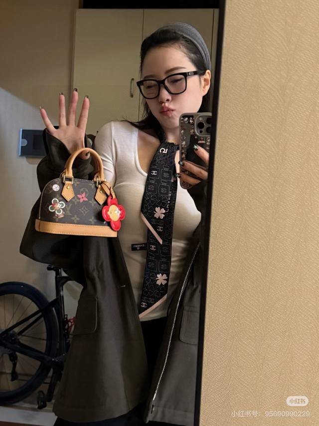 Chanel Twilly Small Silk Scarf Headband Size: 120X6cm 100% Silk Chanel is a real