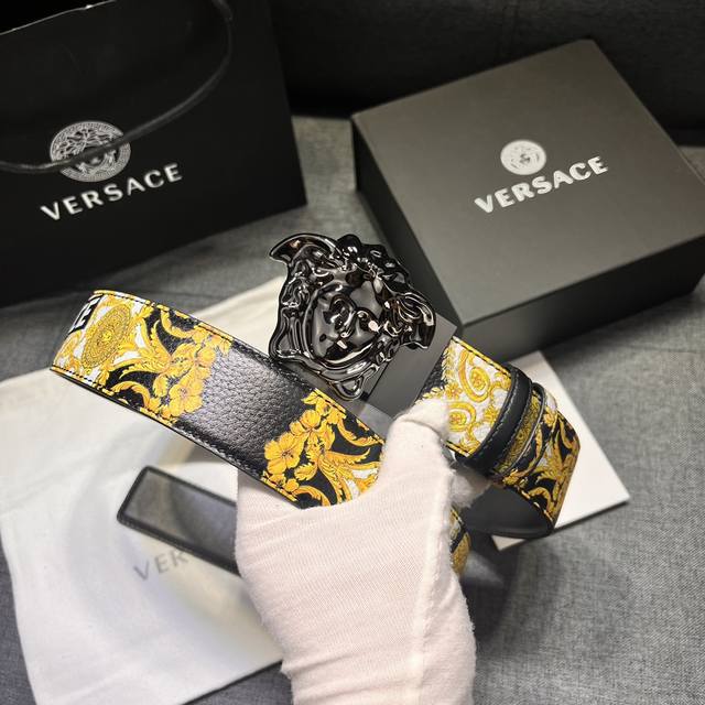 Versace Width 4.0cm This grained cowhide belt features a 3D Medusa buckle. Decor