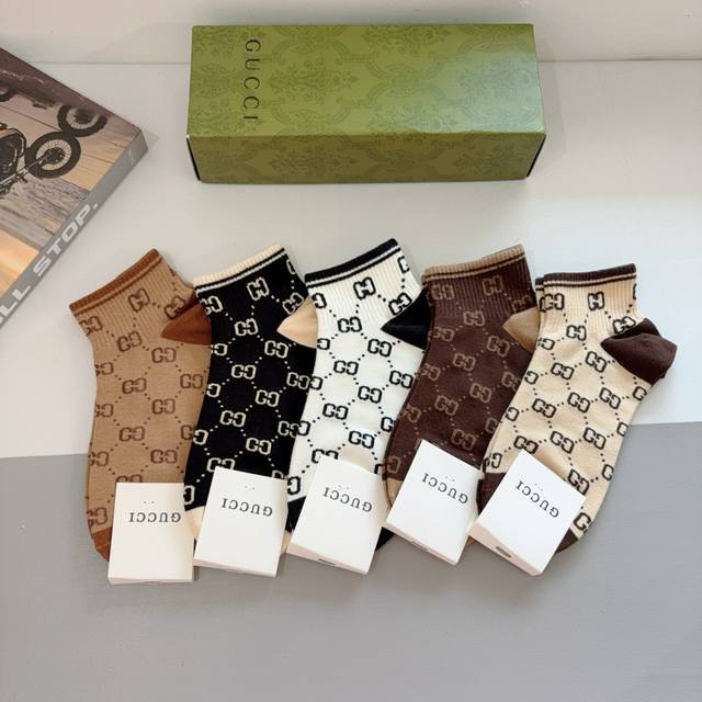 comes with a box of 5 pairs of Gucci's new mid-calf socks, made of pure cotton,