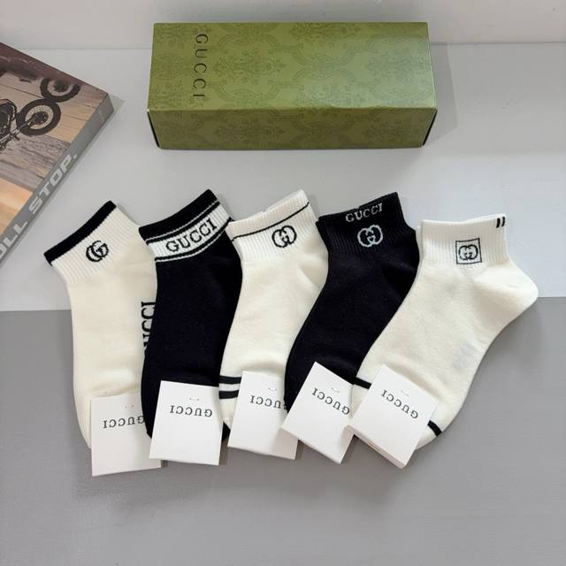 Comes with 5 pairs of Gucci's new ankle socks! Pure cotton fabric, hot patterns