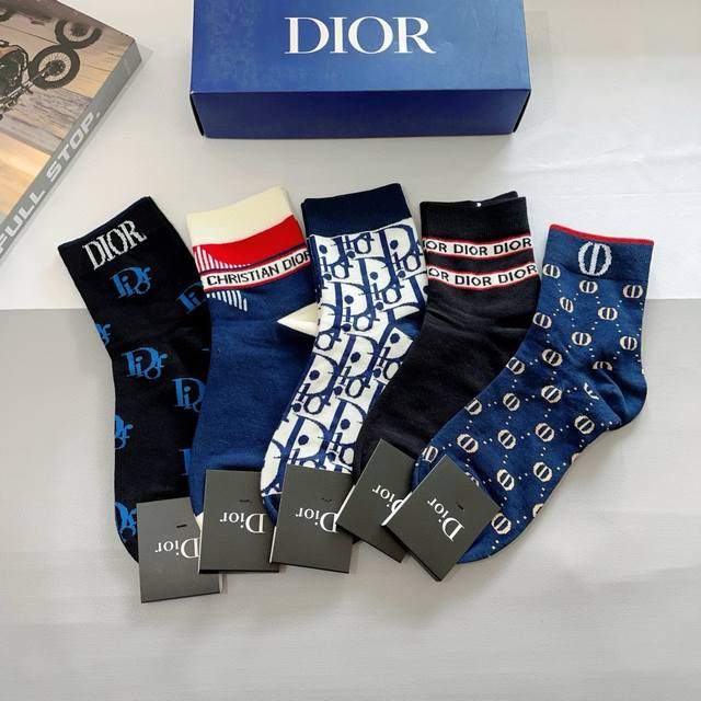 Comes with a box of 5 pairs of Dior's new calf socks! Made of pure cotton, feat