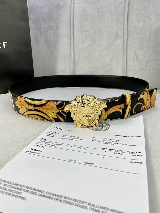 Width 4.0cm Versace This Palazzo belt is made of cowhide leather and decorated w