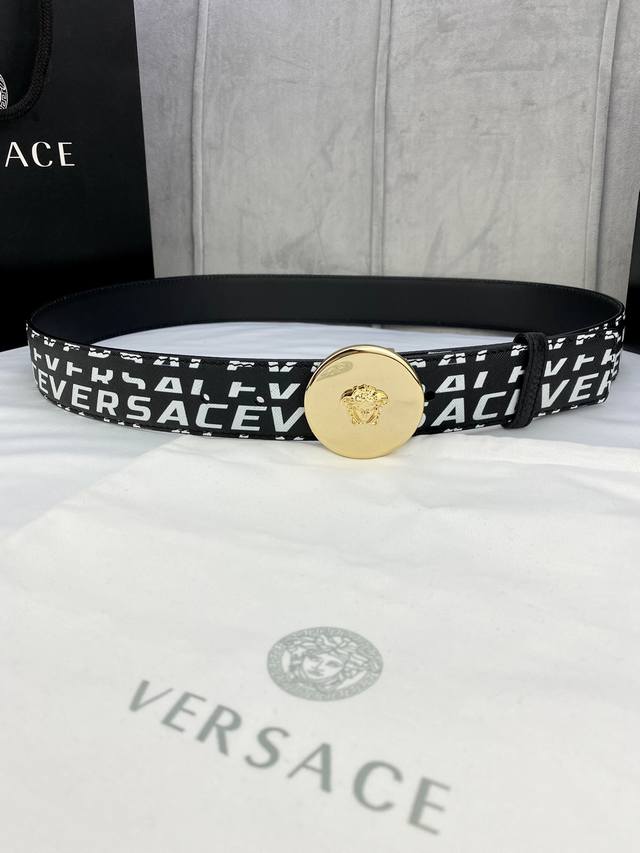 Width 4.0cm Versace Palazzo belt is made of cowhide leather and decorated with L
