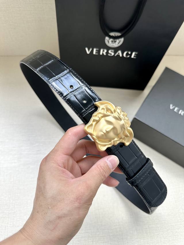 Width 4.0cm The buckle of this Versace belt is decorated with the brand's signat