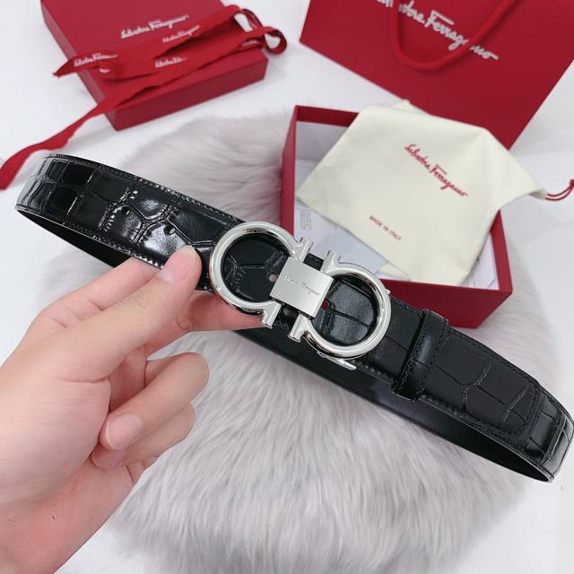 comes with a fully packaged gift box. Ferragamo's high-end collection! Made of