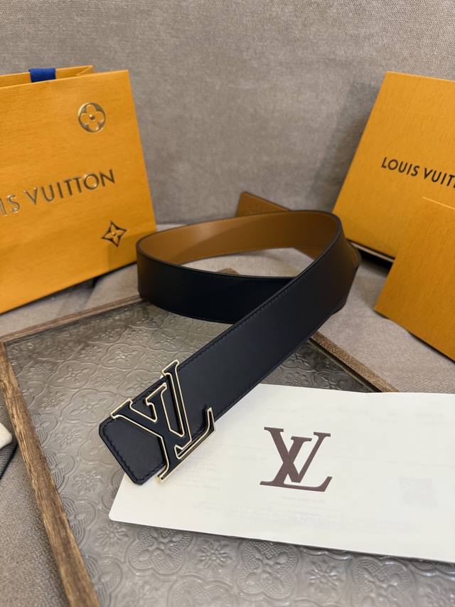 Lv Optic 40mm double-sided belt is made of silky cowhide leather. The central Lv