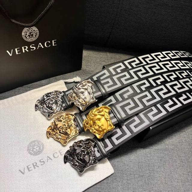 Versace, width 4.0cm This casual belt features a Greek key pattern and the iconi