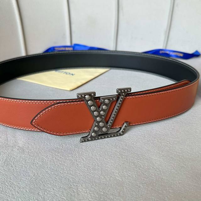 L0Uis Vuitt0N This season's new men's belt is 40mm wide and made from double-sid