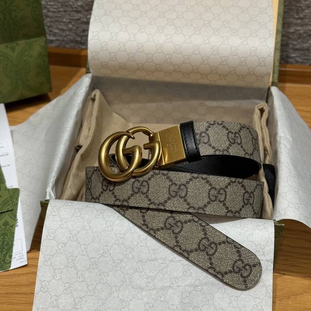 -G double-sided belt This belt features a rotating buckle and a printed top-laye