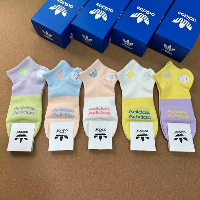 Special Adidas new women's color-blocked socks, featuring the viral Trefoil logo